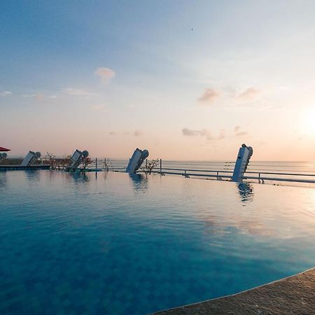 Kutabex Beachfront Hotel Кута Экстерьер фото