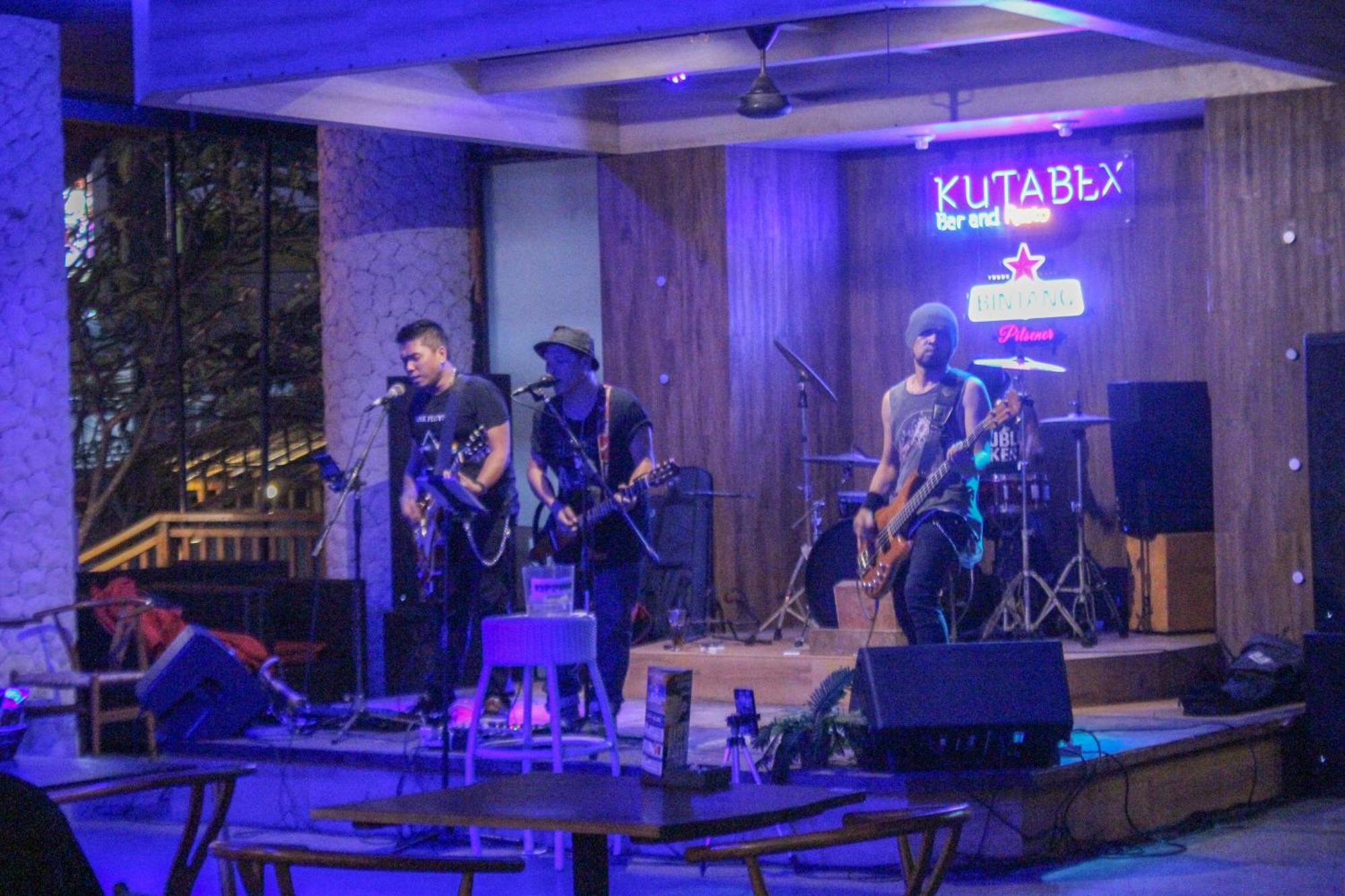 Kutabex Beachfront Hotel Кута Экстерьер фото