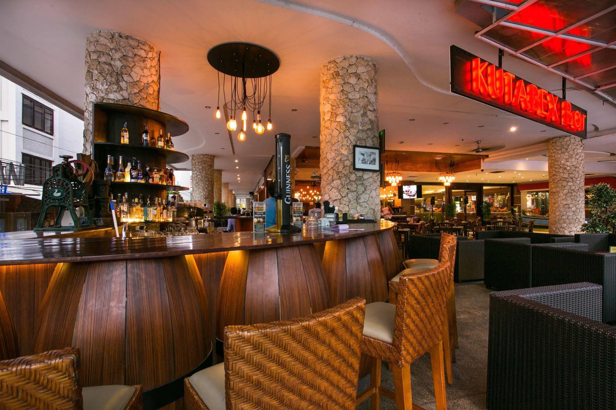 Kutabex Beachfront Hotel Кута Экстерьер фото